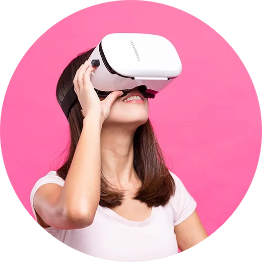 Image d'une personne portant un casque de réalité virtuelle