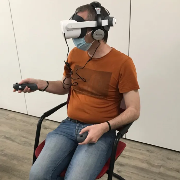 1 personne avec casque teste la solution HandiReality